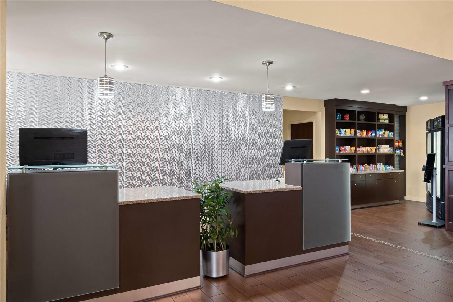La Quinta Inn & Suites by Wyndham Florence - photo 39