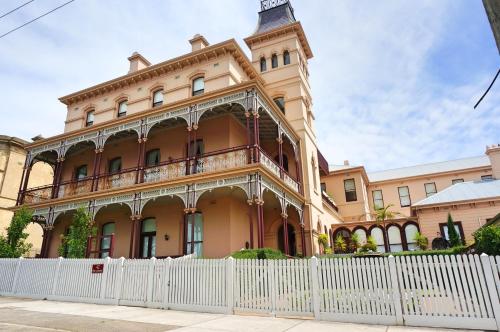 Ozone Tower - carbon neutral hotel in Queenscliff