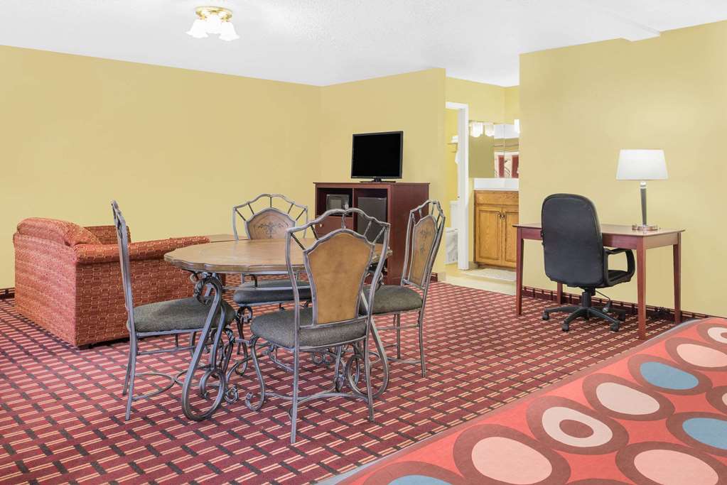 Super 8 by Wyndham Kerrville TX - photo 12