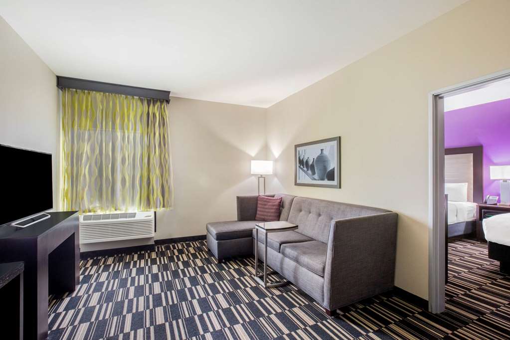 La Quinta Inn & Suites by Wyndham McAllen Convention Center - photo 27