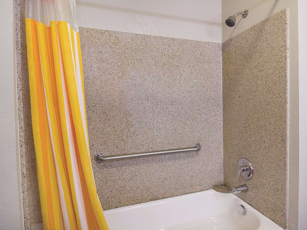La Quinta Inn & Suites by Wyndham Bowling Green - photo 28