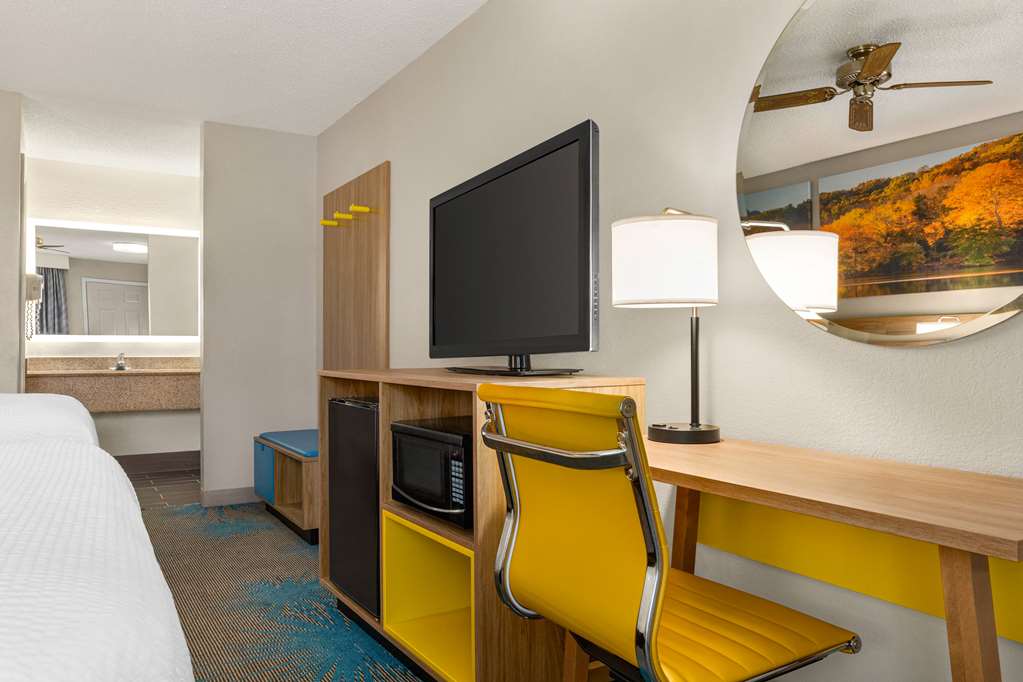 Days Inn by Wyndham Demopolis - photo 16