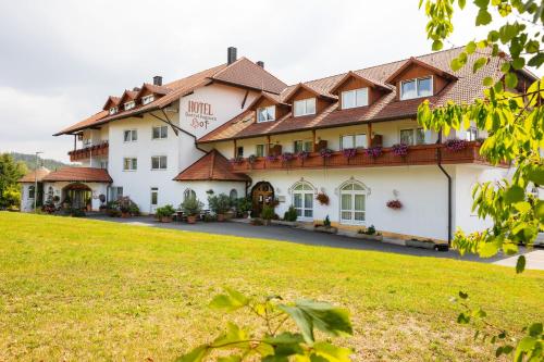 Sattelbogener Hof - carbon neutral hotel in Traitsching