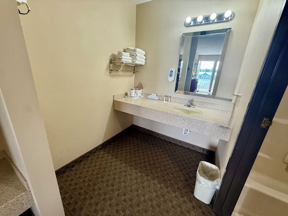 Great Lakes Inn - photo 21