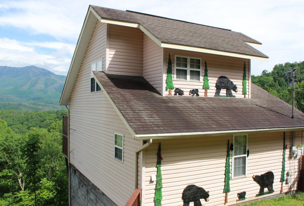 Heavenly View Bear Themed Cabin HotTub Dog Friendly Near Gatlinburg — 4-Star Luxury Hotel in Gatlinburg, United States