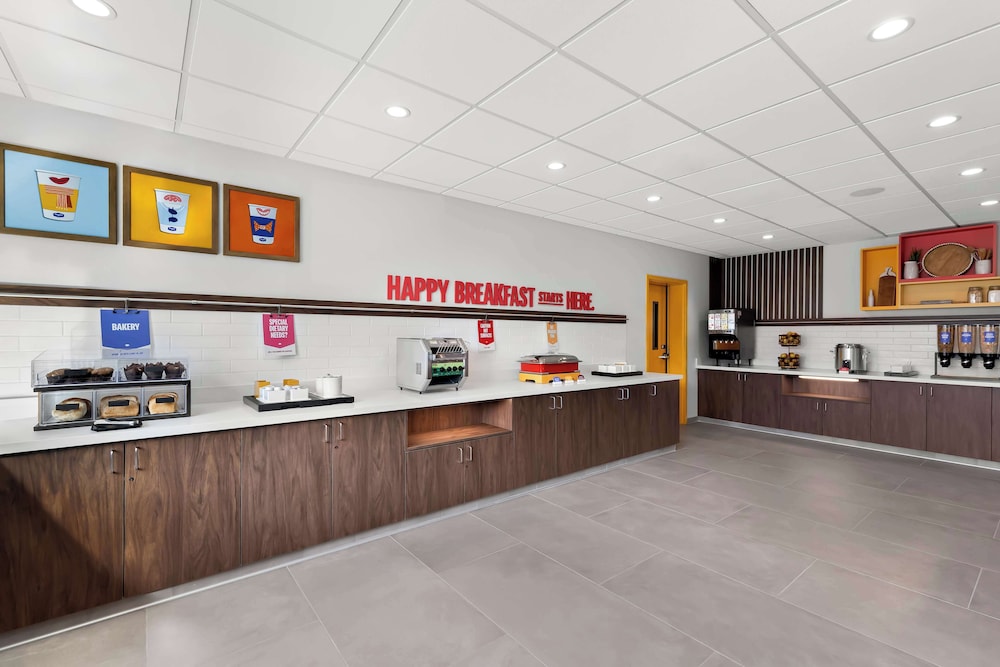 Hampton Inn & Suites by Hilton Corona - photo 43