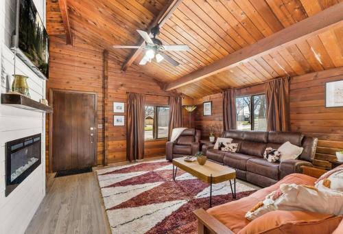 Cozy Copper Cabin Lodge — 4-Star Luxury Hotel in Sioux Falls, United States