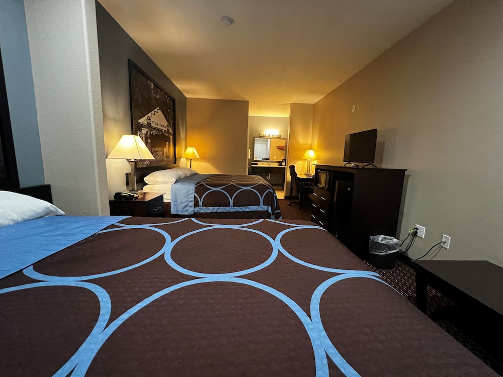 Super 8 by Wyndham Center - photo 36