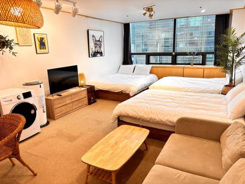 18 Hongik Univ Best location city view — 4-Star Luxury Hotel in Seoul, South Korea
