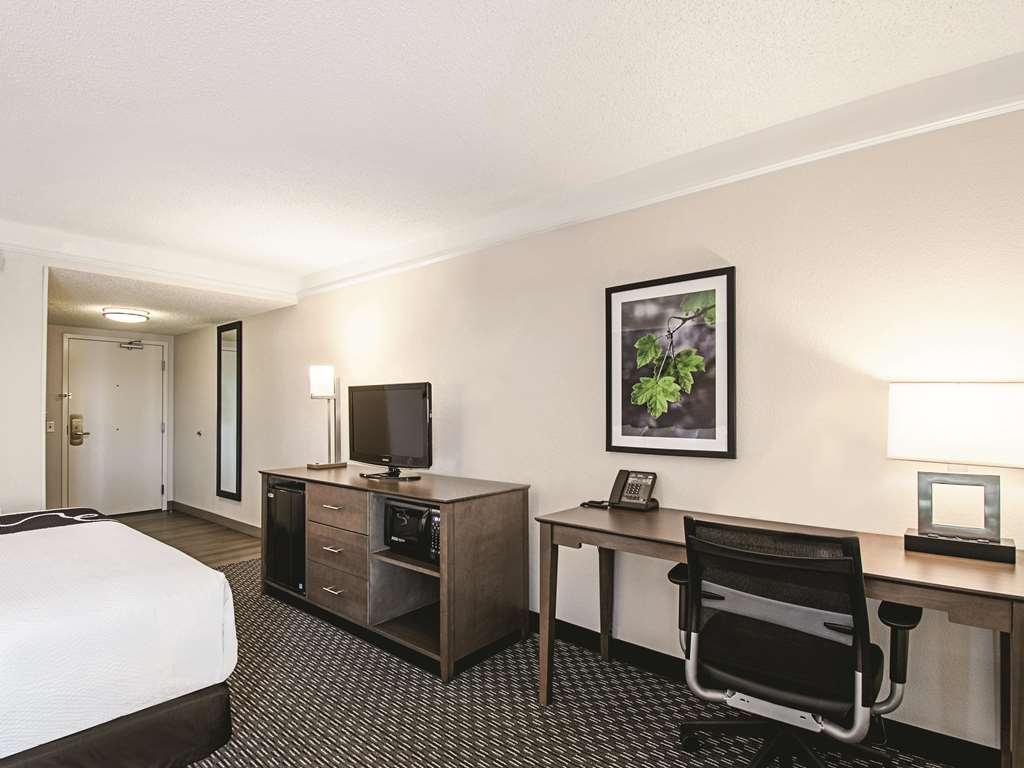 La Quinta Inn & Suites by Wyndham Cincinnati Sharonville - photo 23