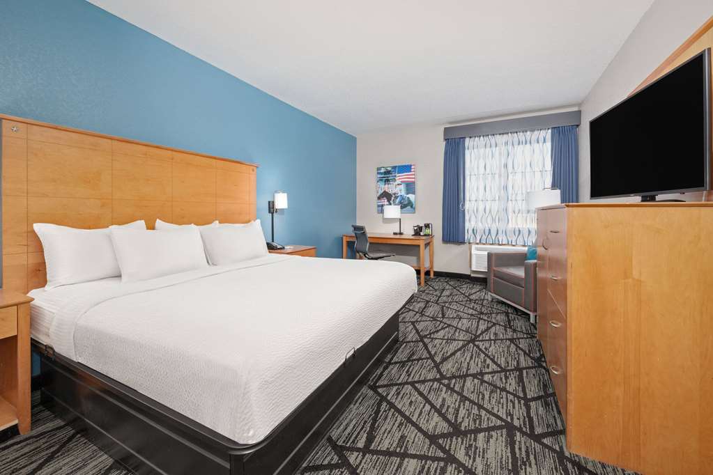 La Quinta Inn & Suites by Wyndham Alvarado - photo 24
