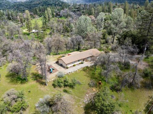 Scenic Serenity 50 acres hot tub game room in Oakhurst, United States