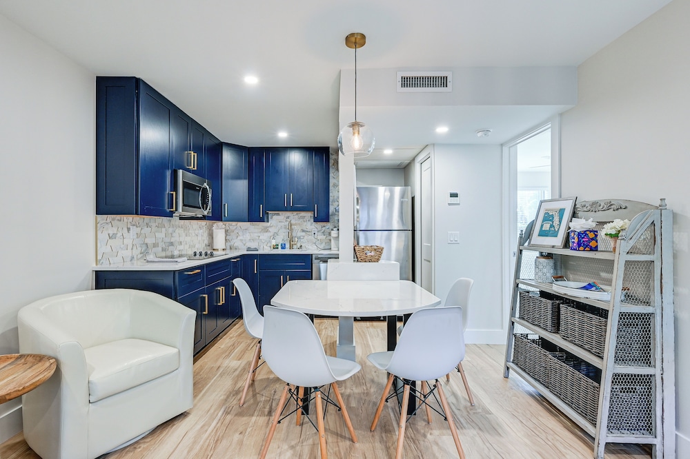 Sleek Coastal Abode 1 Block to Naples Beach — 4-Star Luxury Hotel in Naples, United States