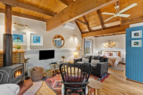 Romantic Tricklebeck Spa Cottage — 4-Star Luxury Hotel in Blackheath, Australia