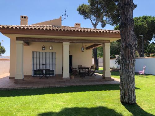 Moderno y amplio chalet con piscina privada — 4-Star Luxury Hotel in Chiclana De La Frontera, Spain