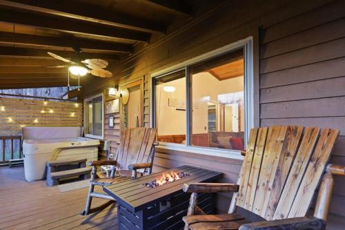 Mountain Views Hot Tub FirePit Close to town — 4-Star Luxury Hotel in Blue Ridge, United States