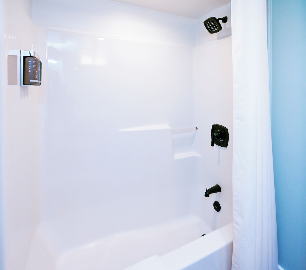 Commander Hotel & Suites - photo 47