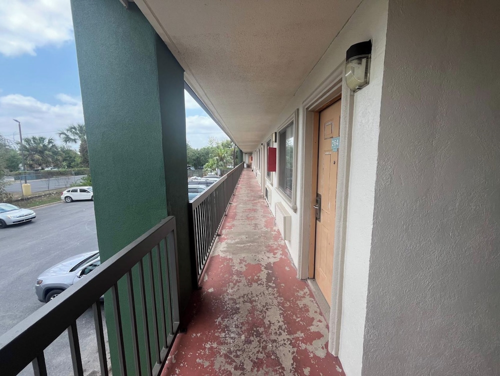 La Posada Inn By OYO Brownsville - photo 5