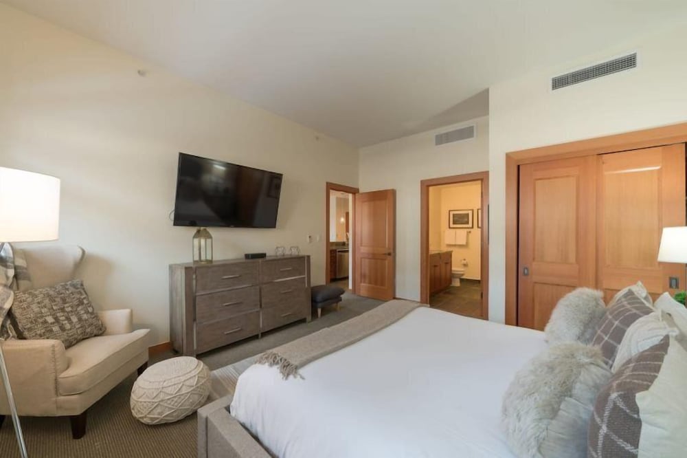 Luxury Ski in Ski out 3 Bedroom Mountain Resort Vacation Rental in the Heart of Snowmass Base Village - photo 31