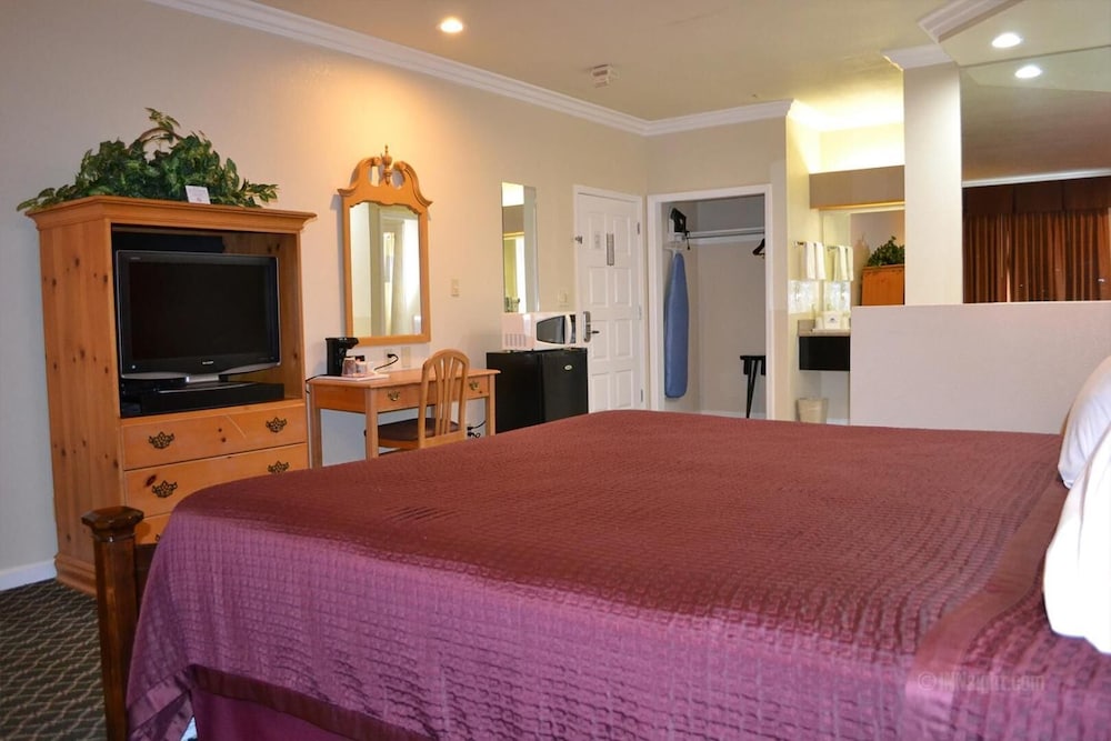 The Miramar Inn and Suites - photo 11