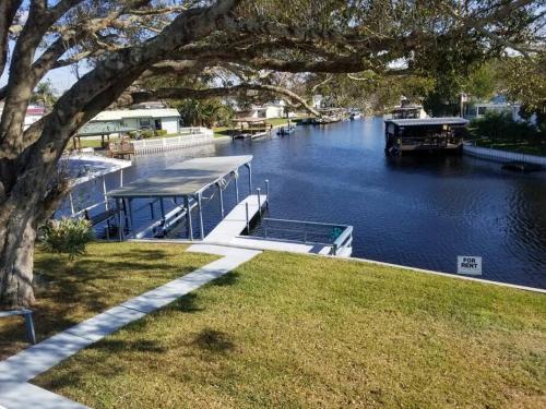 3 Bed 2 Bath Waterfront Dock Large Driveway — 4-Star Luxury Hotel in Tavares, United States