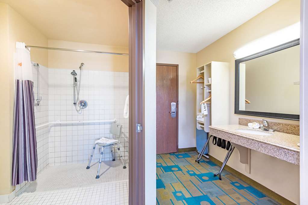 La Quinta Inn & Suites by Wyndham El Paso East - photo 18