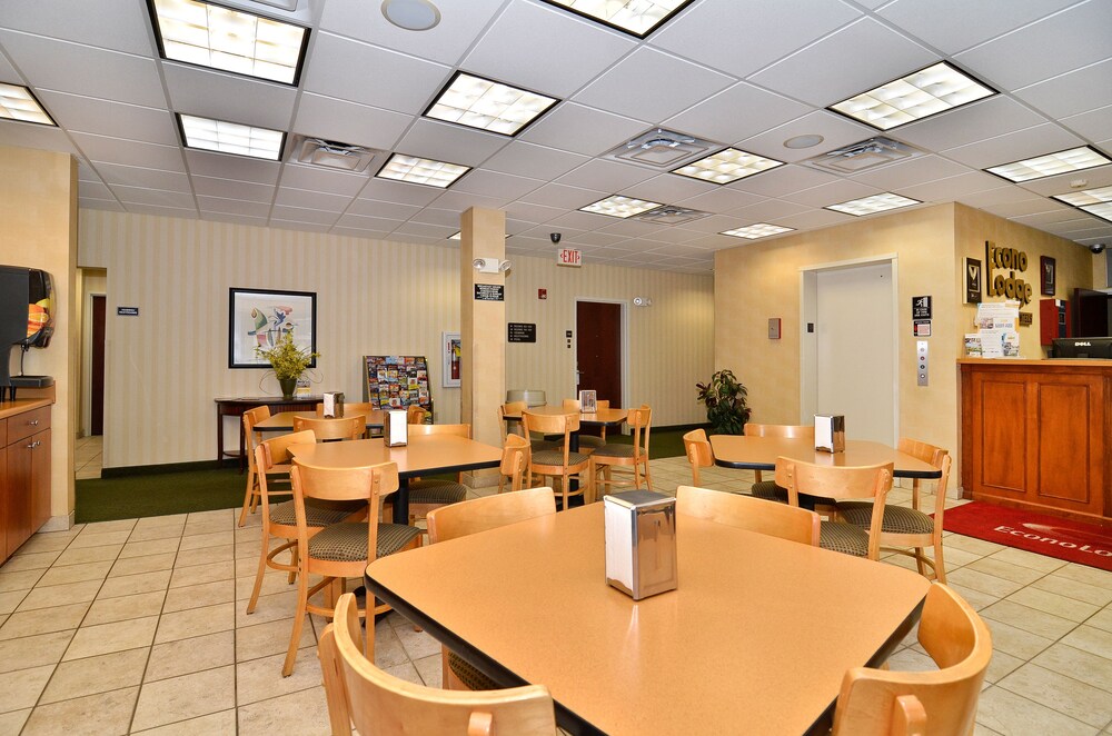 Econo Lodge Valdosta - photo 30