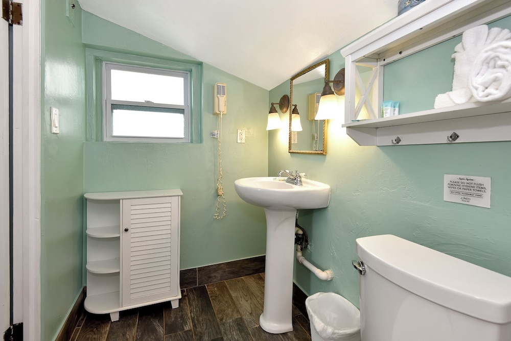 Shoreline Suites & Cabana Cottages - photo 114