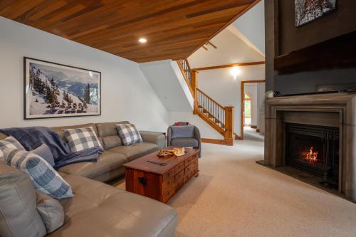 3BR in Snowberry King Bed Wood Burning Fireplace Large Kitchen Near Gondola in Whistler, Canada