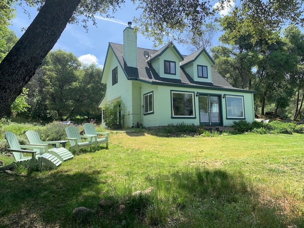 Hillside Cottage Retreat — 4-Star Luxury Hotel in Oakhurst, United States