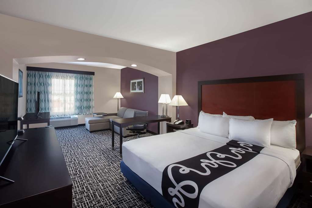 La Quinta Inn & Suites by Wyndham Lubbock North - photo 9
