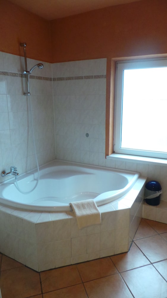 Deep soaking bathtub