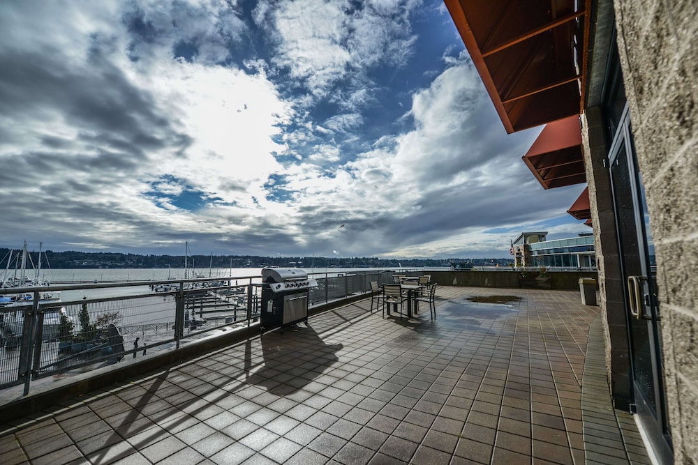 Hampton Inn & Suites Bremerton - photo 37