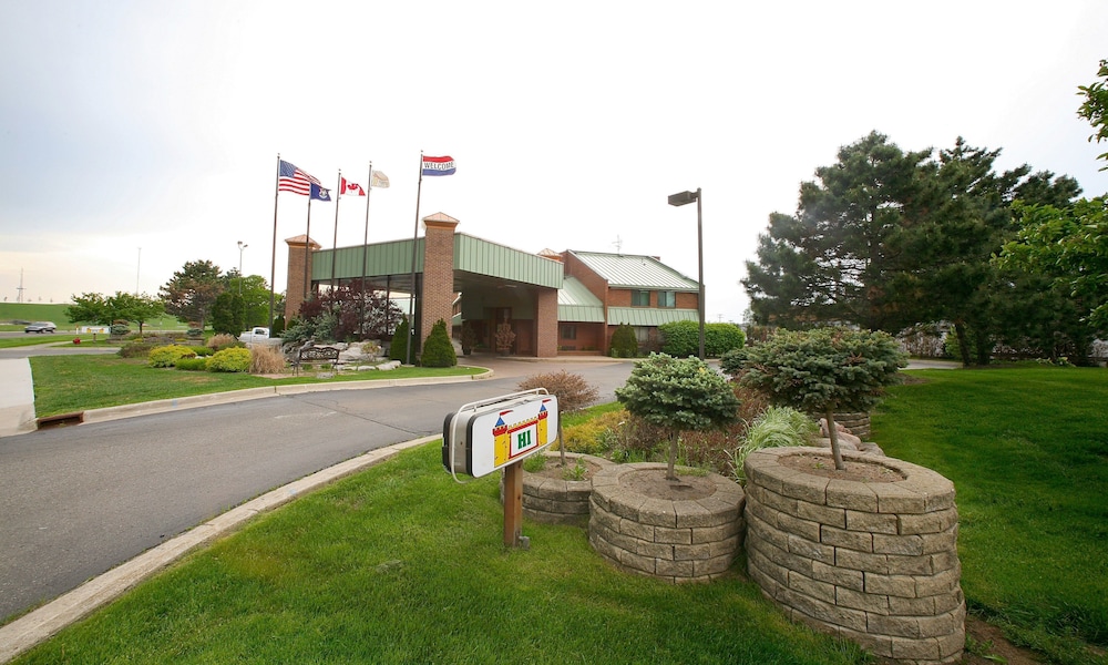 Marvin's Garden Inn - photo 39