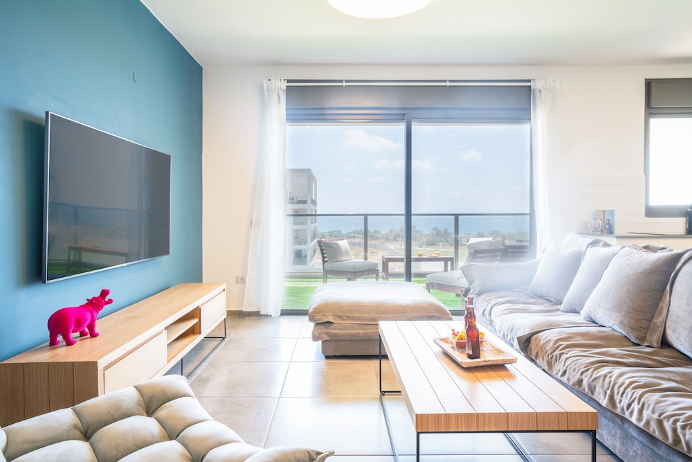 Vibrant Seaside Stay with Balcony by Sea N' Rent — 4-Star Luxury Hotel in Nahariyya, Israel