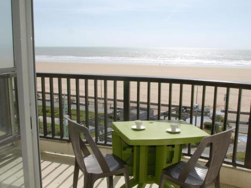 Appartement Saint Jean de Monts 2 pièces 5 personnes FR 1 323 79 — 4-Star Luxury Hotel in Saint-Jean-De-Monts, France
