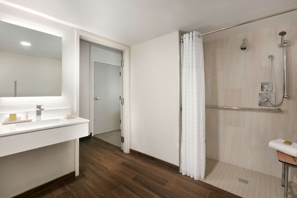 Doubletree by Hilton McLean Tysons - photo 36