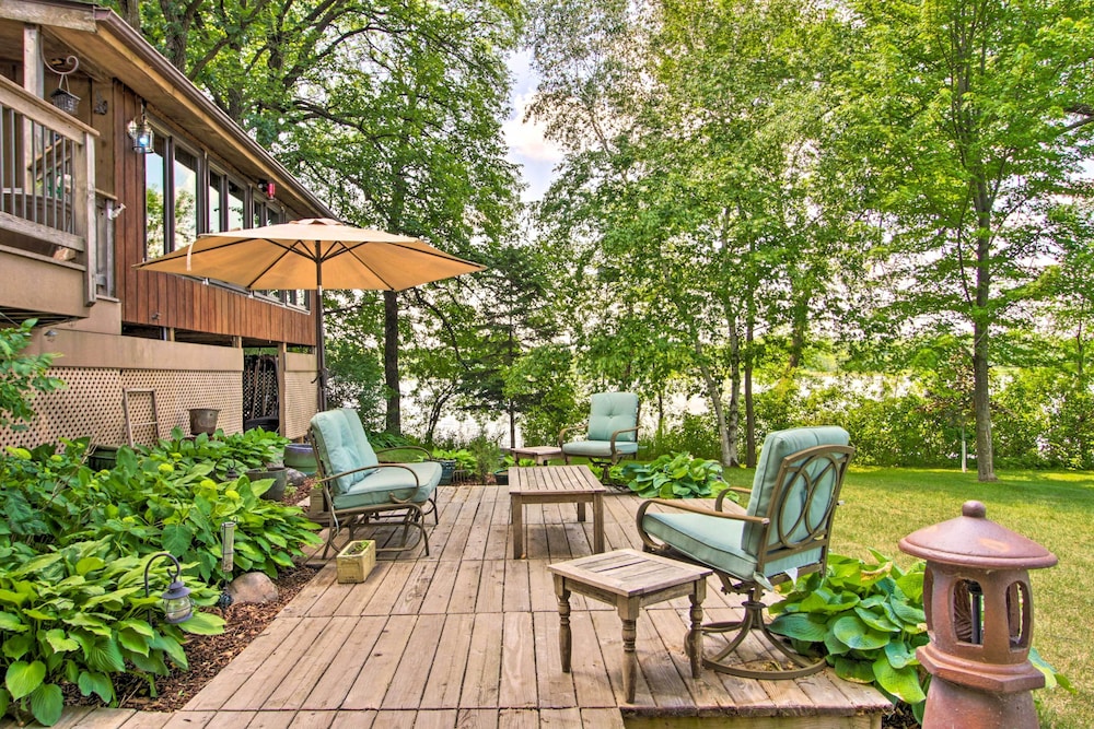 Year Round Waterfront Getaway Lake Access and Dock in South Haven, United States