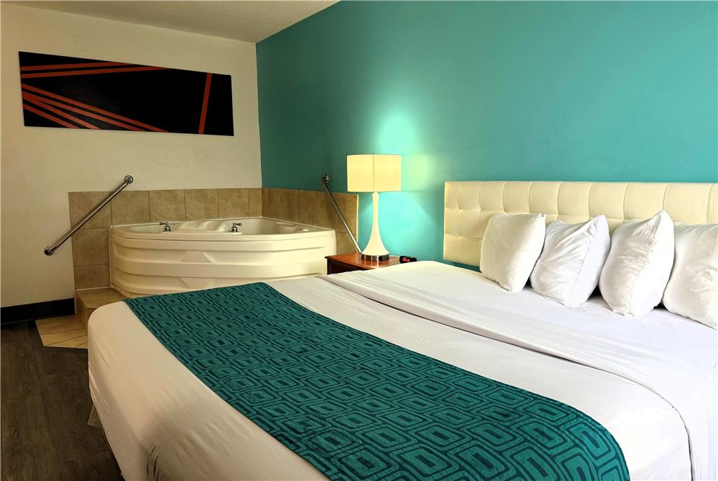Howard Johnson by Wyndham Evansville East - photo 22