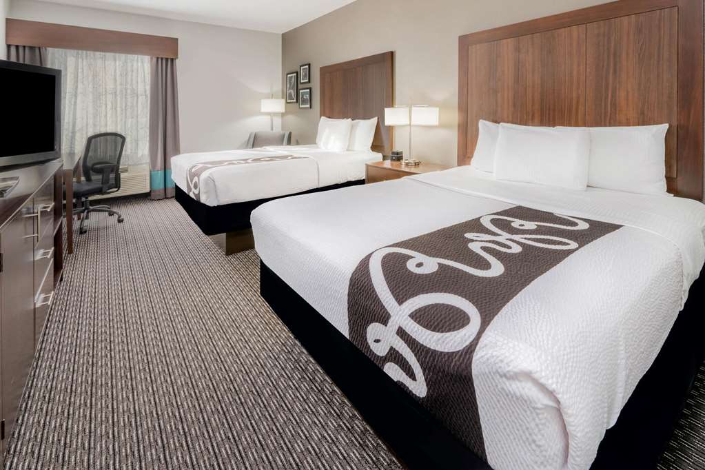 La Quinta Inn & Suites by Wyndham Fort Worth Arlington West - photo 12