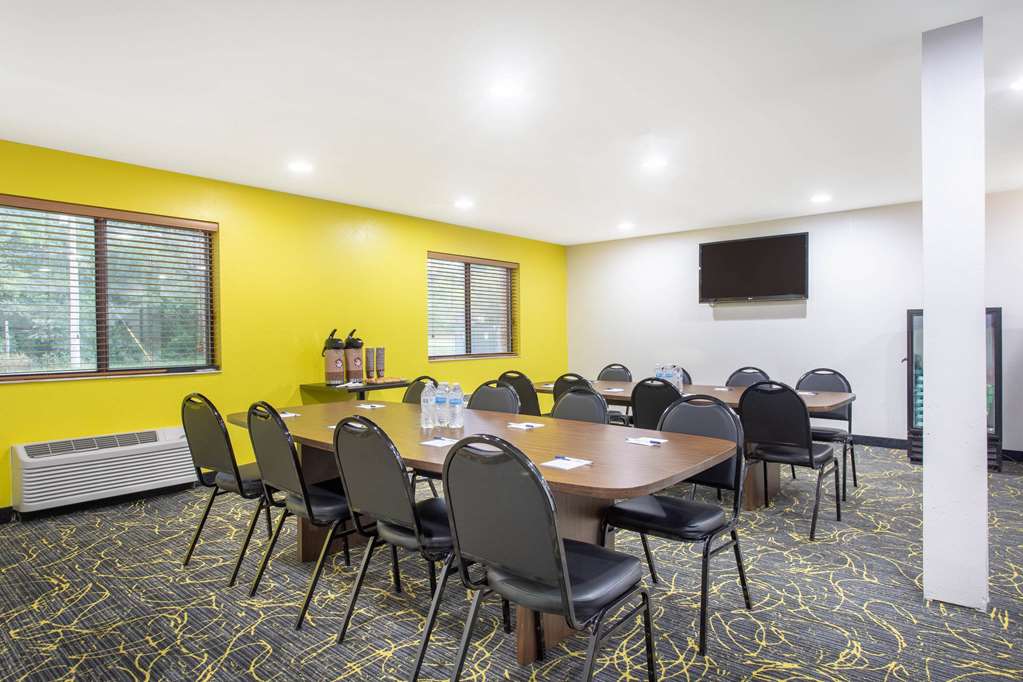 AmericInn by Wyndham Delafield Waukesha Milwaukee - photo 21