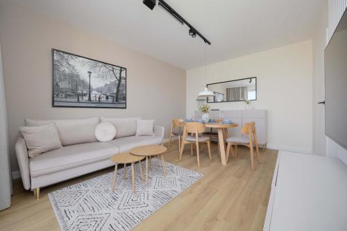 Elegant Apartment in Warsaw with Air Conditioning and Parking by Renters Prestige — 4-Star Luxury Hotel in Warsaw, Poland