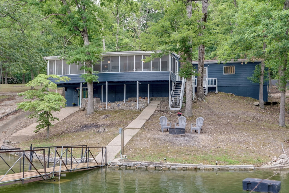Dock and Screened Porch Lake of the Ozarks Getaway — hotel in Camdenton