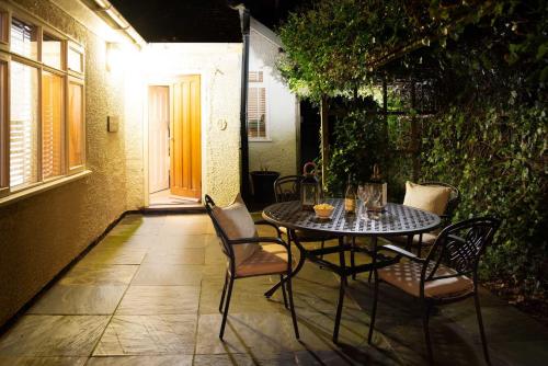 Beach Approach Cottage 30 steps from beach Luxury house with covered table tennis Netflix Smart TV