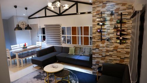 Lax Uno 2 bedroom home with Parking Wi Fi NetFlix and Airconditioned Rooms and Shower Heater — 5-Star Luxury Hotel in Antipolo, Philippines