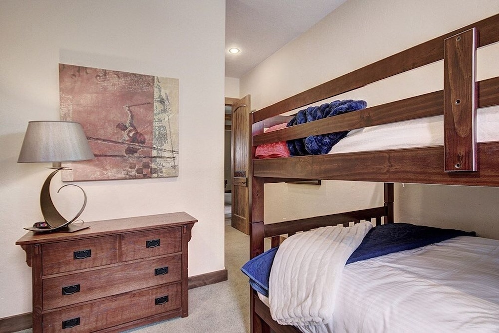 Mountain Majesty Manor Main Street by Pinnacle Lodging - photo 8