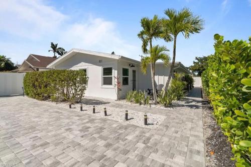 Sand And Sea Bungalow — 4-Star Luxury Hotel in Naples, United States