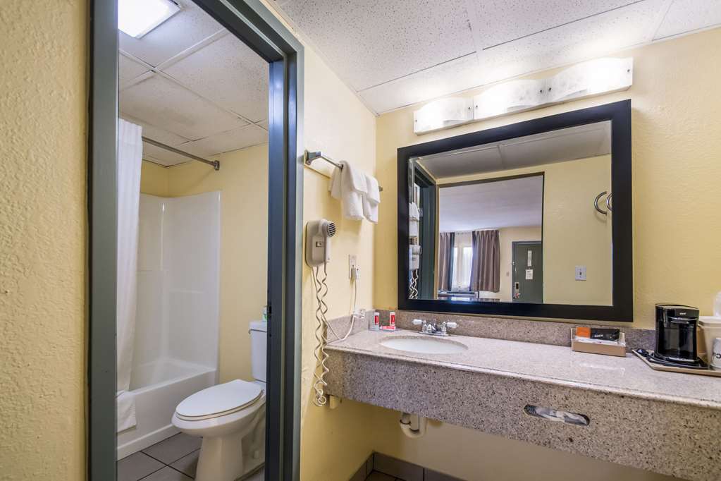 Econo Lodge Kearney Liberty - photo 24
