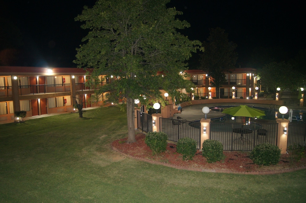 Days Inn by Wyndham Durham Near Duke University - photo 78
