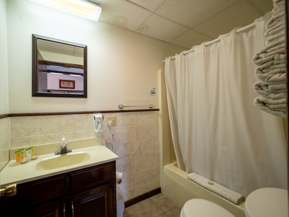 Lake 'N Pines Motel - photo 55